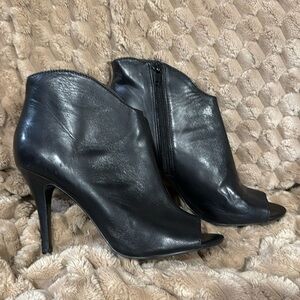 Nine West leather peep toe booties us 7 black